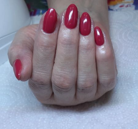 маникюр с гель-лаком бордового цвета на коротких овальных ногтях с глянцевым покрытием