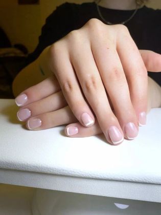 Ухоженные ногти с аккуратным маникюром на руках, подчеркнутые чистотой и стилем.