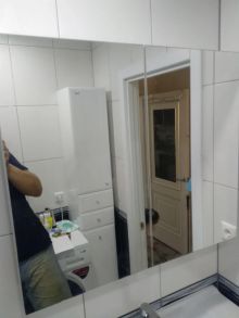 Навеска зеркального шкафчика в ванной комнате