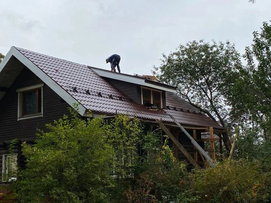 Монтаж кровли из металлочерепицы