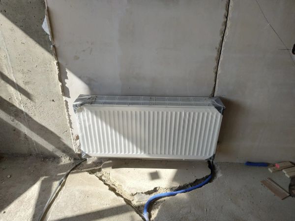 Перенос радиатора в квартире на сшитом полиэтилене