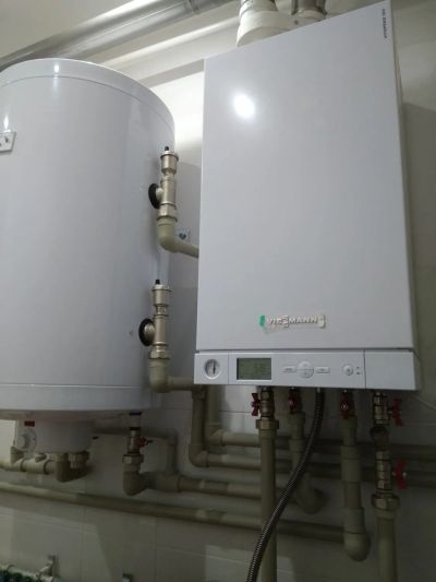 Монтаж настенного котла Viessmann с настенным бойлером