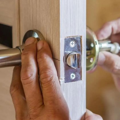 Работаю круглосуточно 24/7 без выходных. ► Позвоните мне прямо сейчас и я в экстренном порядке устраню Вашу проблему. Быстрый выезд. Низкие цены. Бесплатная диагностика и выезд! Оплата после выполнения работ.
√ вскрытие дверей: железные, деревянные, пластиковые двери в квартирах и домах.
√ вскрытие авто: разблокировка машины, открытие водительской двери автомобиля
√ вскрытие гаражей: навесные, врезные гаражные замки
√ замена замков любой сложности: установим новый замок, де