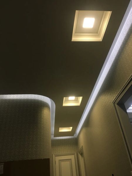 Двухуровневый потолок, подсвеченный светодиодной лентой с квадратными светодиодными светильниками