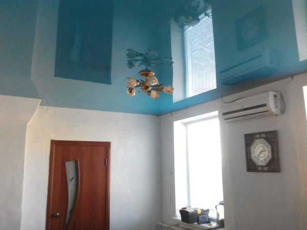 Необычное решение – бирюзовый глянцевый натяжной потолок для зала