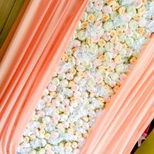 цветочная стена???, персиковая ткань   
подходит как свадебный президиум  или фотозона ?