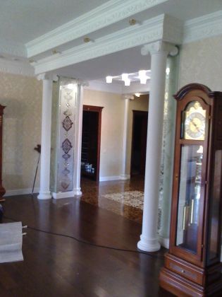 Зеркальные колонны в интерьере гостиной