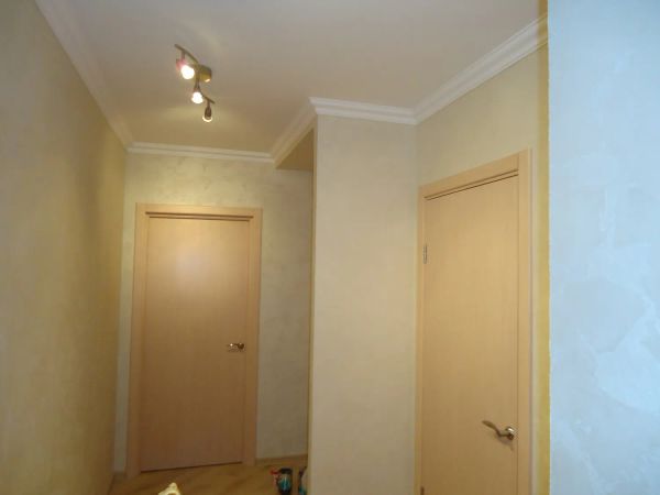 Капитальный ремонт квартиры с демонтажем – коридор (потолки визуально, на стенах «карта мира»)