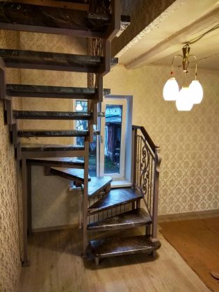 Лестница на металлокаркасе изготовлена из профильной трубы, установлена в частном доме Ярославля