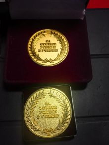 Золотые медали за отличную учебу в двух экземплярах (Российская и Республиканская)