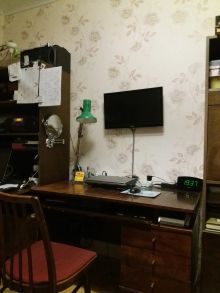 письменный стол с лампой часами и ноутбуком