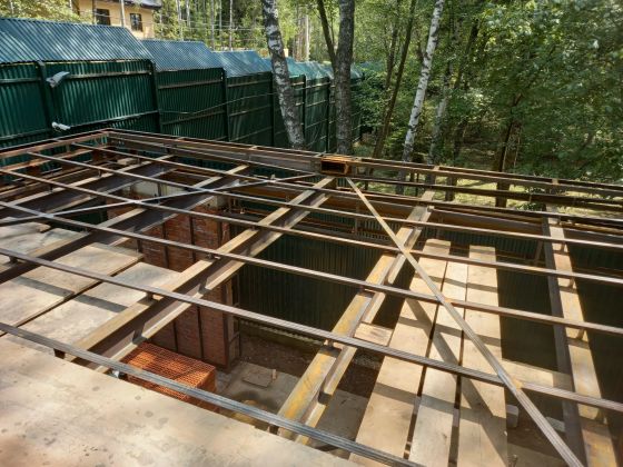 Строительный деревянный каркас на стройплощадке