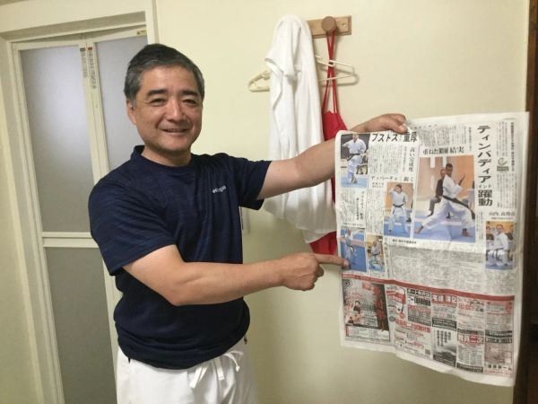 Публикация о моем результате на чемпионате мира в Японской газете. Учитель Аракаки с газетой в руках