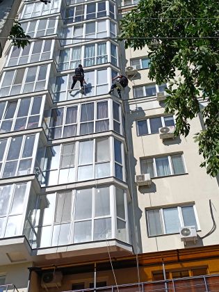 Мойка балконов высотная