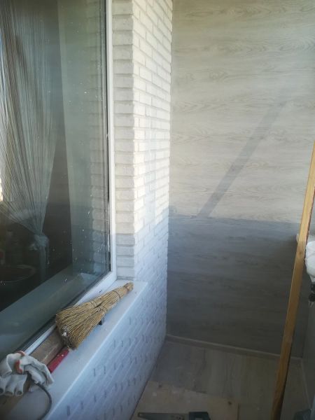 отделка балкона декоративным камнем+ламинат