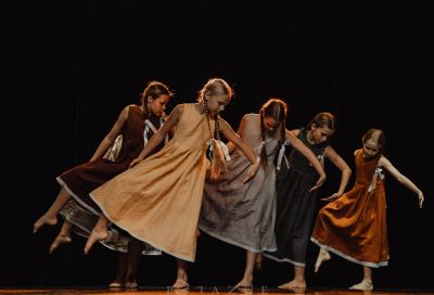 Ученики студии современного танца «Контур»
Постановка: «Вновь стало ясно»