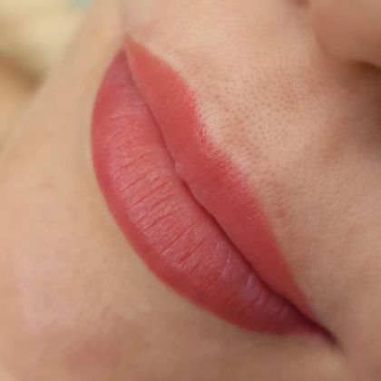 Перманентный макияж губ в акварельной технике, фото выполнено сразу после процедуры, при заживлении цвет станет мягче и естественней