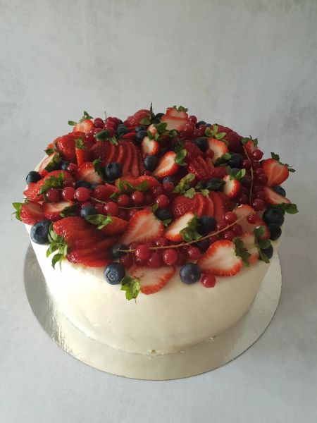Кремовый торт с ягодами