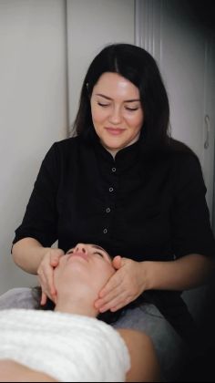 Массаж: специалист выполняет расслабляющий массаж спины пациента