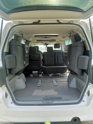 Автомобиль Toyota Alphard
Можно использовать как для пассажирских перевозок( 8 мест) так и для грузоперевозок. 