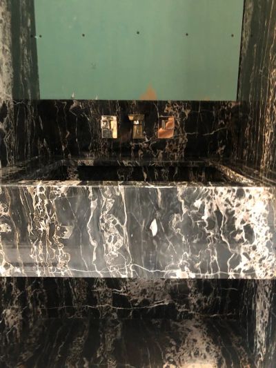 раковина из мрамора в строительном исполнении. долго думали, как сделать. вот в итоге что получилось.