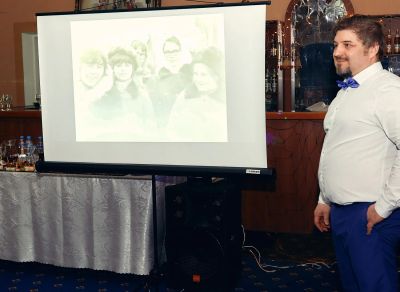 Слайдшоу, просмотр фотографий виновников праздника.