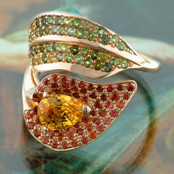 Кольцо из золота с цветными сапфирами и турмалинами.