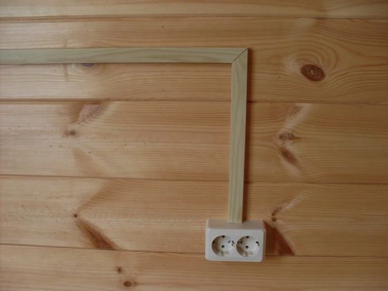 Установка розетки в дачном доме, кабель проложен в кабельном канале с имитацией древесины сосны