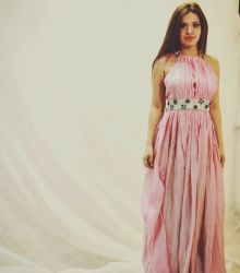 Вечернее платье в пол, из шелка. на поясе и по горловине выполнен декор из кожаных цветов и страз "svarovski".