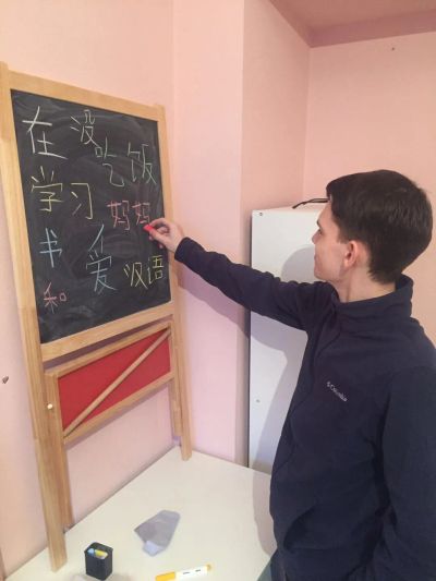 Мой ученик спустя несколько занятий уже умеет писать иероглифы от руки.