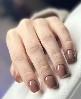 Классический маникюр с нежным коричневым покрытием на ухоженных ногтях.