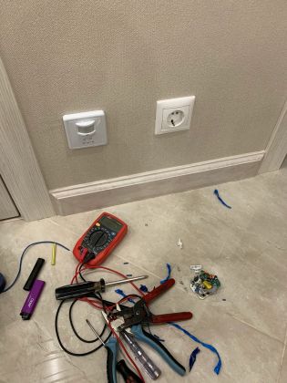 Демонтаж датчика движения, диагностика неисправности прибора,замена на новый датчик с изменением схемы подключения,настройка аппаратуры.