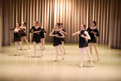 Хореография на сцене: выразительная пластика танца и движение тела