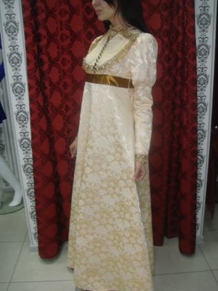 платье для венчания, отделанное бисером и кружевами, атласными лентами