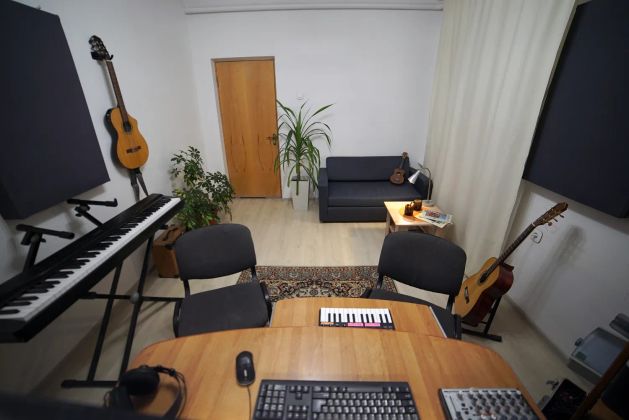 Моя домашняя студия, где проходят занятия с учениками, а также репетиции и звукозапись.