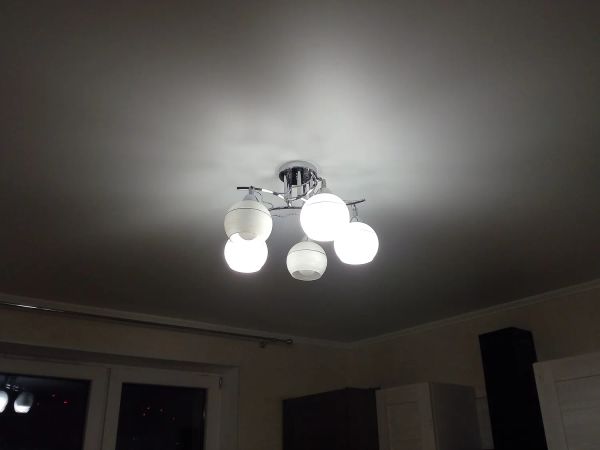 установка светильника в натяжном потолке