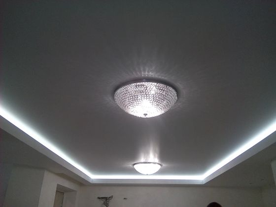 Натяжной потолок в гипсокартонном уровне с подсветкой по периметру