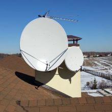 Установка 2-х спутниковых антенн на 2 спутника и одной всеволновой антенны на крыше.