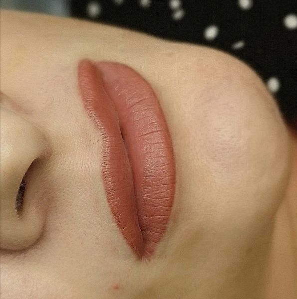 Перманентный макияж губ в помадой технике