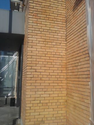 Очистка фасада из кирпичной кладки от граффити и старых атмосферных загрязнений, восстановление внешнего вида кирпичной кладки после химической очистки, защита, гидрофобизация фасада