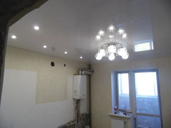 Выравнивание стен, шпатлевка, обои, натяжные потолки со светильниками и люстрой, устройство откосов