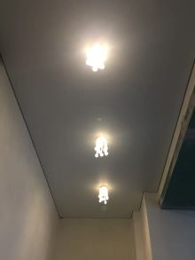 Монтаж натяжного потолка в коридоре с разводкой электропроводки под свет, установкой закладных под светильники