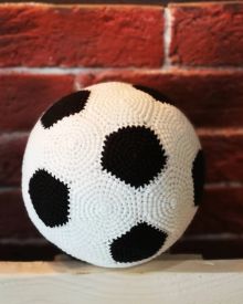 Футбольный мяч, связанный из хлопковой пряжи, наполнитель холлофайбер
