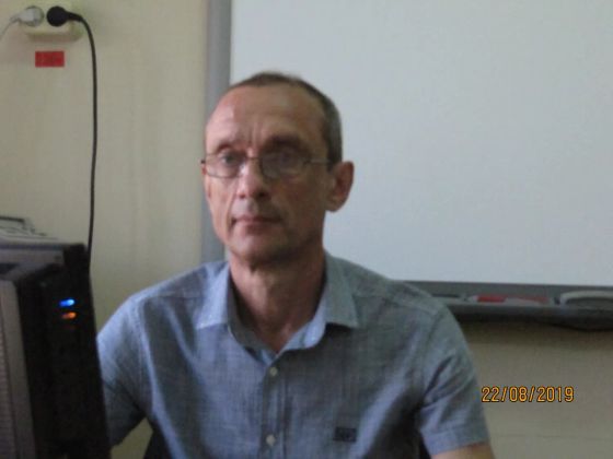 Владимир Алексеевич Шмелев в кабинете за рабочим столом