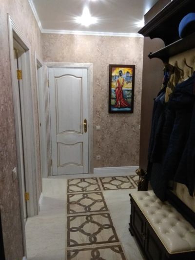 Коридор: стены, обои. Ковёр из керамической плитки 