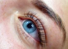 Классическое наращивание черными ресничками с добавлением синих - подойдут к синим, серым и голубым глазам.