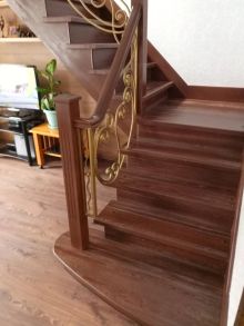 комбинированная лестница сосна, лиственница.