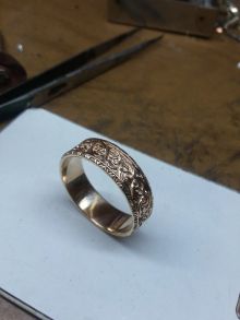 Золотое обручальное кольцо ручной работы