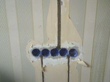 Установленные подрозетники в бетонной стене со штробой, можно закладывать кабель.