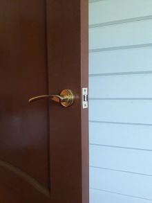 Врезка дверной защелки и ручки в деревянную дверь